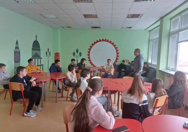 „Двигателят“ на рок група Б.Т.Р. Славчо Николов в откровен разговор със седмокласниците на Математическата