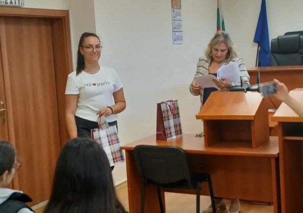 Двама талантливи представители на ППМГ – Ловеч се отличиха в конкурс за есе, организиран от Окръжен съд – Ловеч по повод Международния ден за всеобщ достъп до информация.