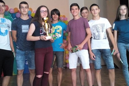Награди за щафетите на Математическата и баскетбол момичета (възрастова група V - VII клас)