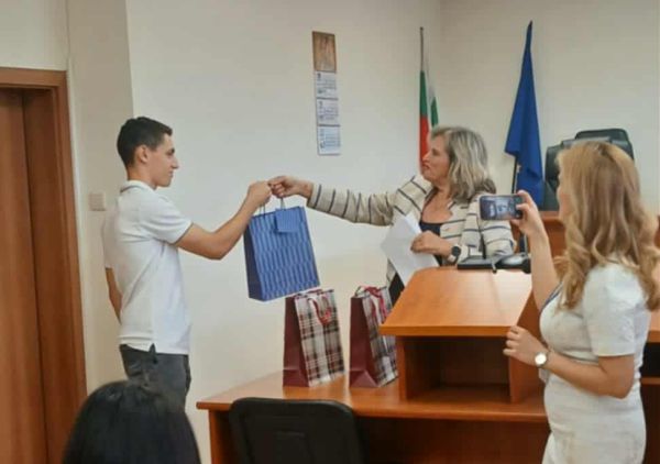 Двама талантливи представители на ППМГ – Ловеч се отличиха в конкурс за есе, организиран от Окръжен съд – Ловеч по повод Международния ден за всеобщ достъп до информация.