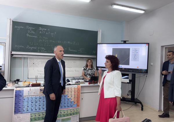 Министърът на образованието и науката Красимир Вълчев посети Профилирана природо-математическа гимназия – Ловеч