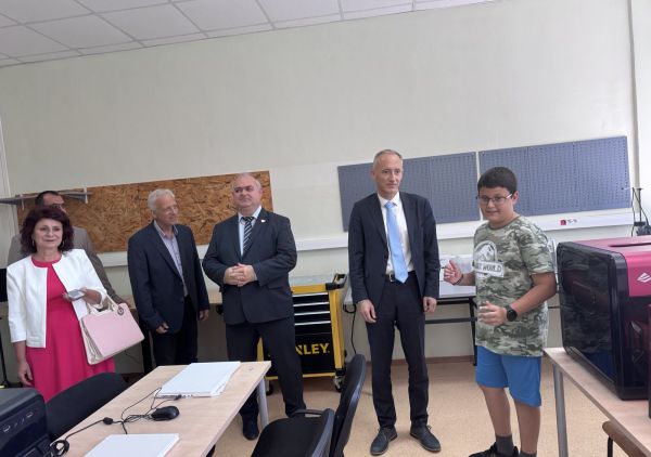 Министърът на образованието и науката Красимир Вълчев посети Профилирана природо-математическа гимназия – Ловеч