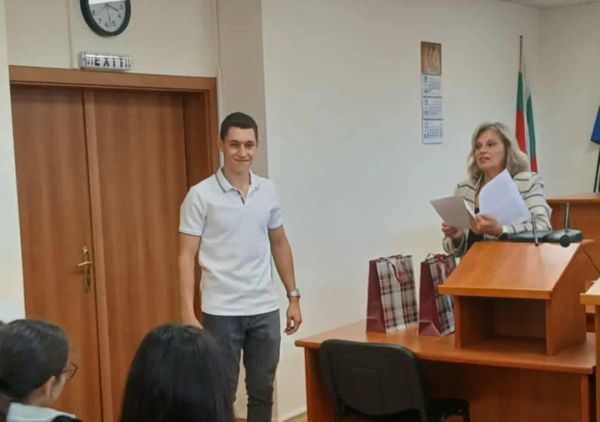 Двама талантливи представители на ППМГ – Ловеч се отличиха в конкурс за есе, организиран от Окръжен съд – Ловеч по повод Международния ден за всеобщ достъп до информация.