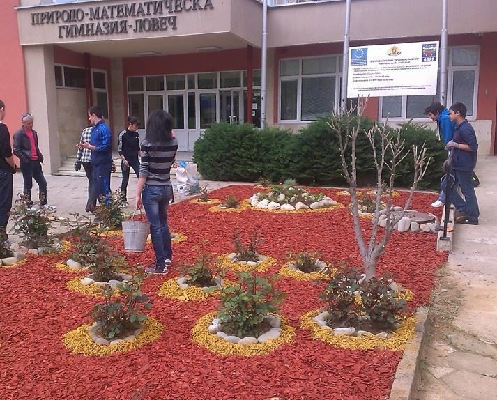 Градината пред входа на Природо-математическа гимназия напълно смени облика си