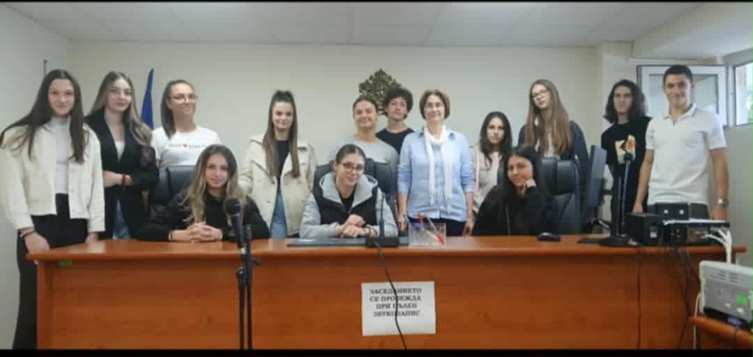 Двама талантливи представители на ППМГ – Ловеч се отличиха в конкурс за есе, организиран от Окръжен съд – Ловеч по повод Международния ден за всеобщ достъп до информация.