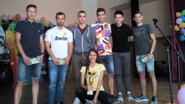 Награди за щафетите на Математическата и баскетбол момичета (възрастова група V - VII клас)